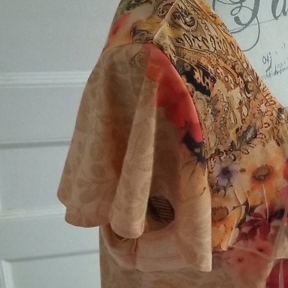 Trendy Floral Ruffled Top - Picture 3 of 4